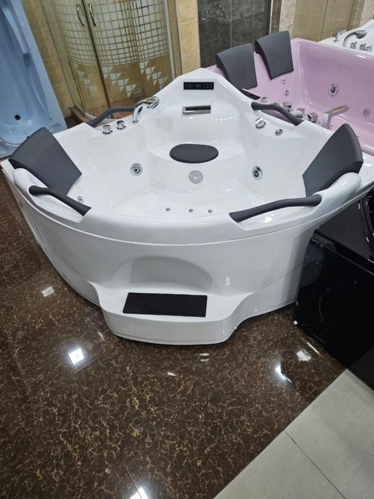 Double corner jacuzzi bathtub