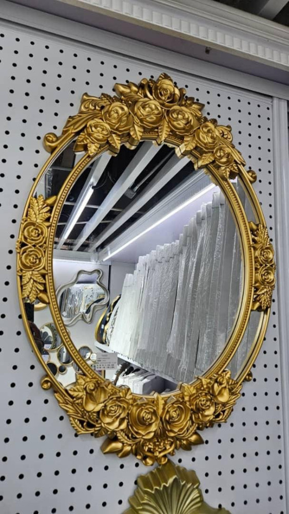 Decorative oval wall mirror 