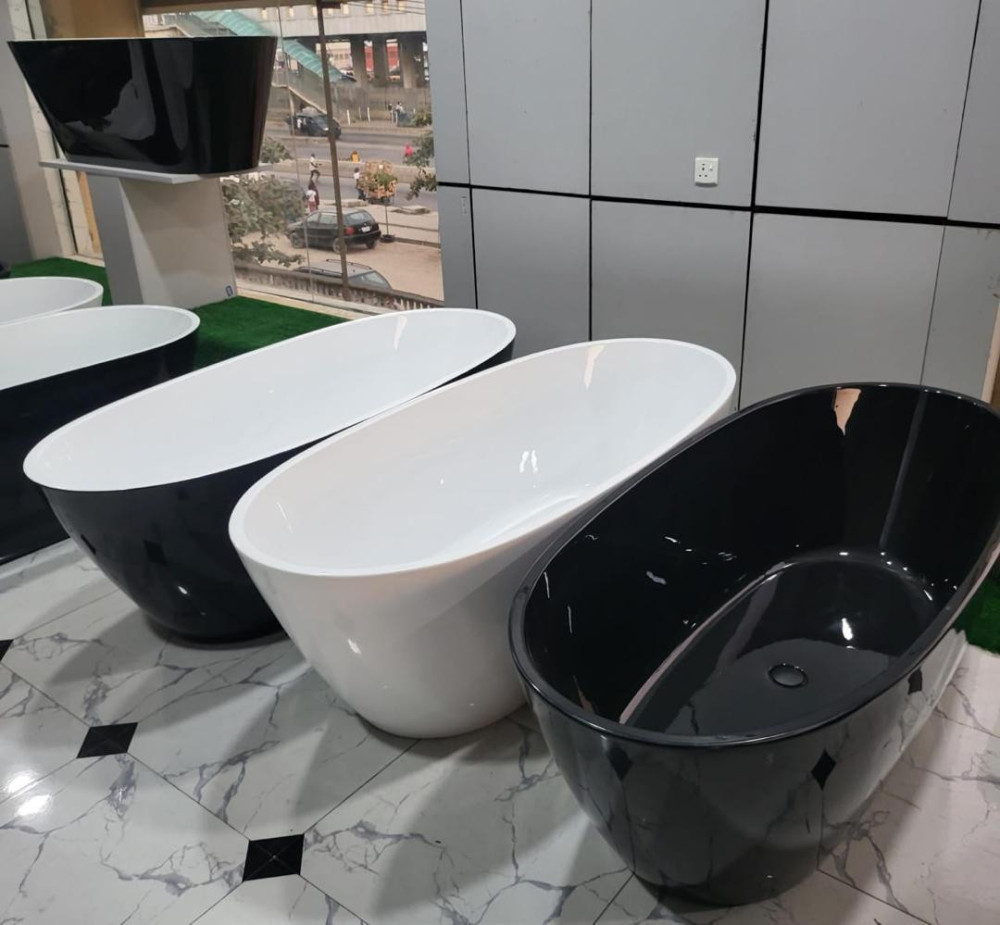 modern, oval-shaped freestanding bathtubs