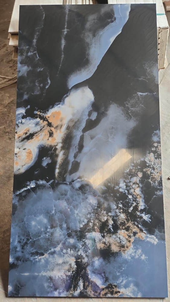 glosssy porcelain tile designed for floor and wall decoration