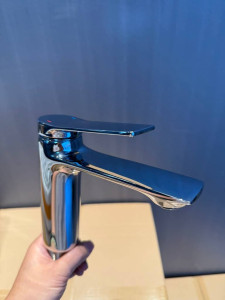 Polished chrome basin mixer tap features a modern design with a single lever for temperatures and flow control