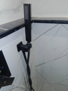 Luxurious freestanding ceramic pedestal wash basin