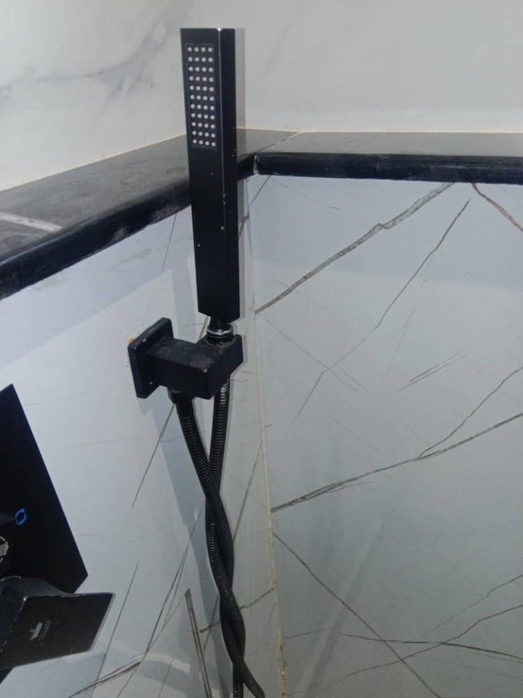 Luxurious freestanding ceramic pedestal wash basin