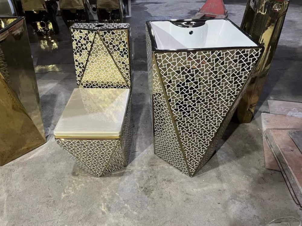 Luxurious ceramic bathroom toilet set