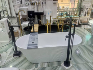 Swiss Madison Lafayette 67 freestanding Acrylic Tub